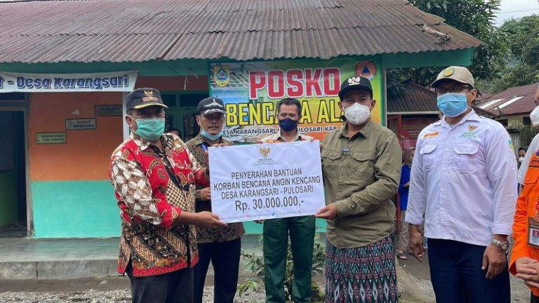 Peduli Korban Puting Beliung, Bupati Agung Hadir Serahkan Bantuan