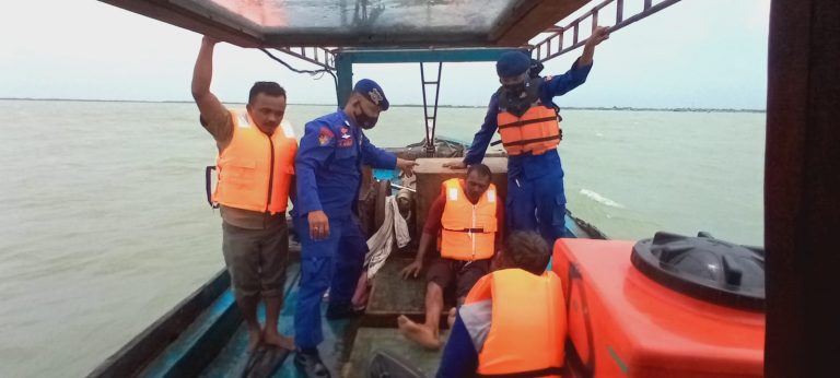 Personel Sat Pol Airud Polres Indramayu Polda Jabar Evakuasi 2 Orang Nelayan di Muara Bugel Perairan Kalimenir 