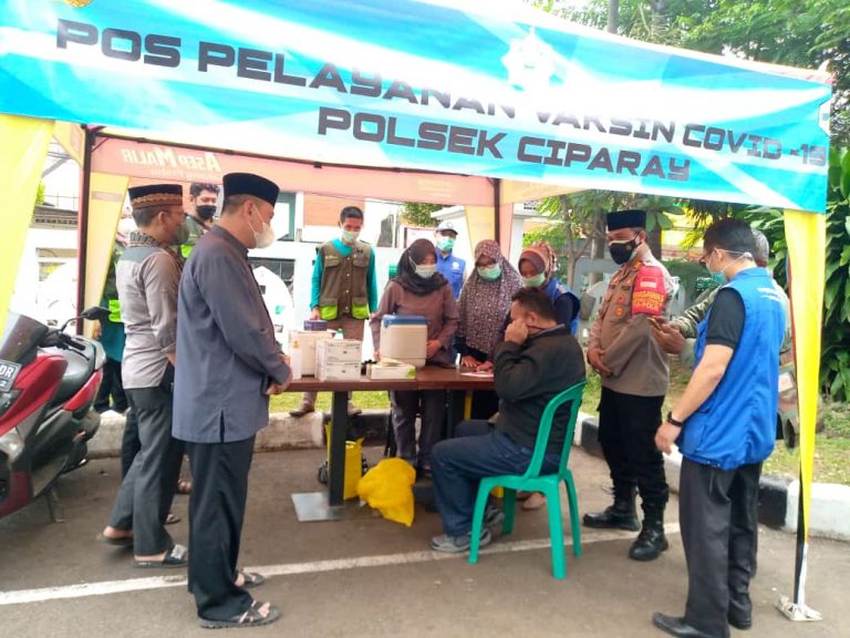Forkopimcam Ciparay Sinergi Gelar Vaksinasi Booster di Halaman Mesjid Agung