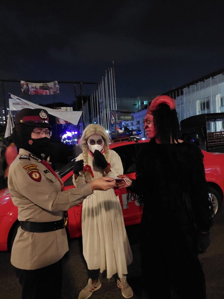 Srikandi Ditpamobvit Polda Jabar Perintahkan Hantu Pake Masker Juga