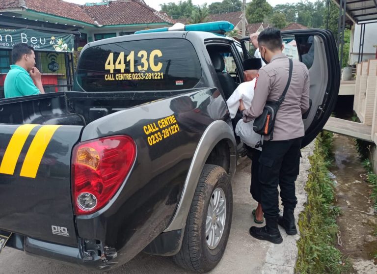 Polisi Antar Jemput Lansia Untuk Percepatan Vaksinasi