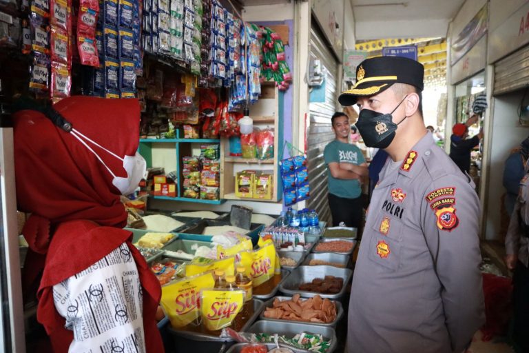 Bantu distribusi Minyak Goreng, Polisi Dan Pemda Bantu Distribusikan Ke Pedagang