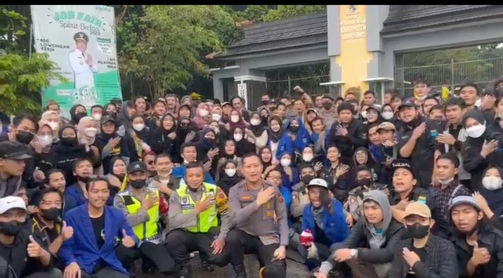 Usai Unras, Puluhan Mahasiswa Bandung Antusias Ikuti Vaksinasi Di Lokasi Demo