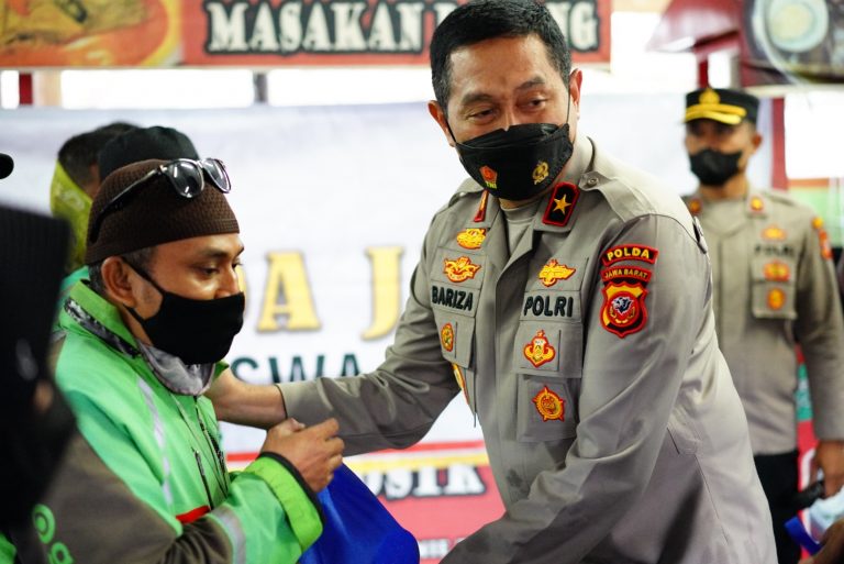 Ringankan Beban Masyarakat Terdampak Kenaikan BBM Polda Jabar Beri Bantuan Ribuan Sembako