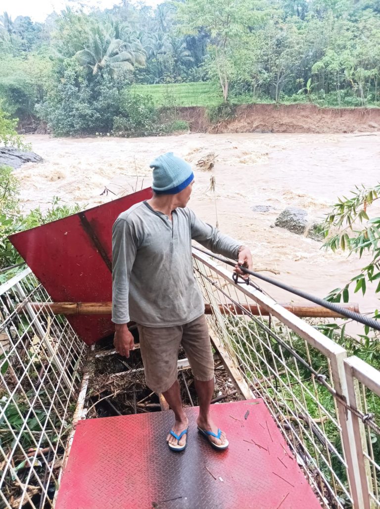 Jembatan Merah Putih Penghubung Kabupaten Garut Dan Tasikmalaya Porak Poranda