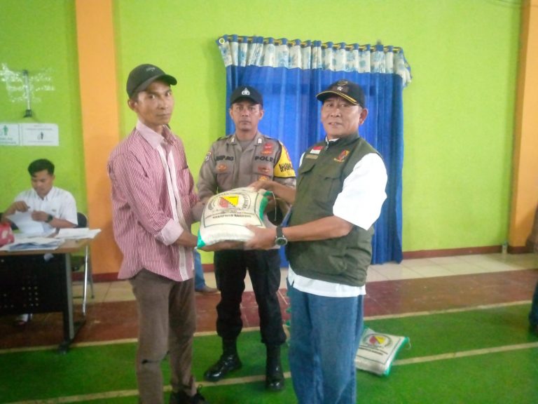 Pemdes Babakan Bagikan Bantuan Beras Kepada Warga Yang Kurang Mampu