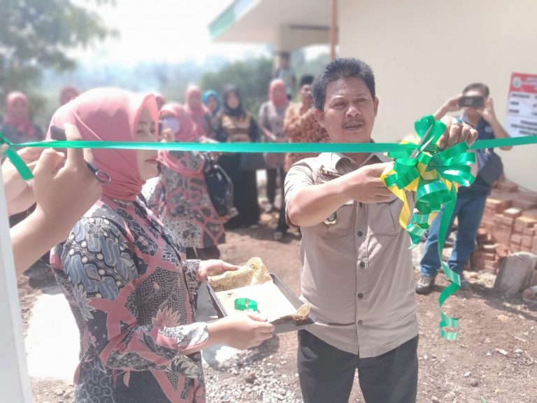 Kepala Desa Pakutandang Resmikan Gedung Posyandu di RW. 21