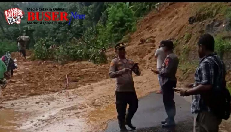 Tebing Longsor Akses Jalan Salopa-Cikatomas Tasikmalaya Tak Bisa Dilintasi