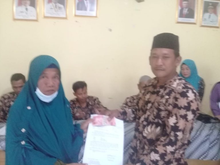Desa Mekar Wangi Kembali Salurkan BLT- DD Tahap 7.8 & 9