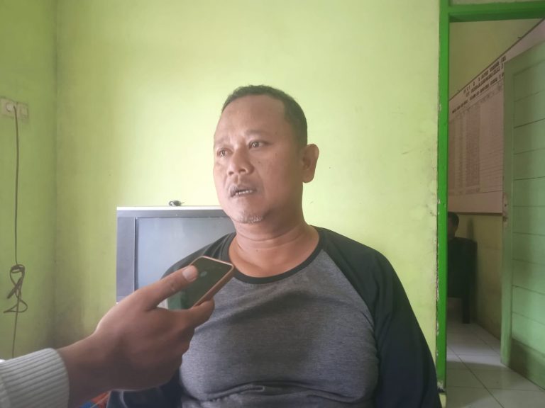 Plt Kasubag UPTD Pasar Taraju Lakukan Pembenahan Dan Penataan Pasar