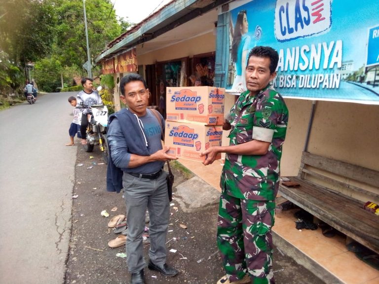 Koramil 1221/Taraju Serahkan Bantuan Untuk Korban Bencana Gempa Bumi Cianjur Jawa Barat