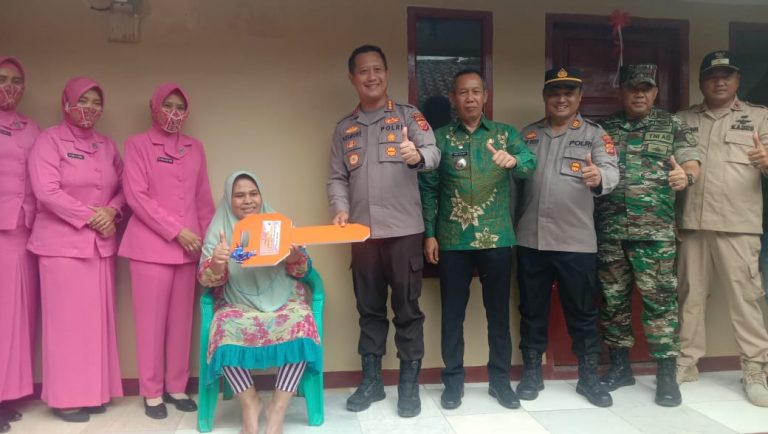 Kapolresta Bandung Resmikan Rutilahu Di Desa Mekarlaksana Sekaligus Penyerahan Kunci Rumah