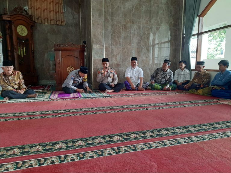 Jajaran Polsek Pacet Polresta Bandung Gelar Jumat Curhat di Mesjid Ar Royid Kp. Cikujang Desa Maruyung