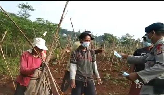 SAT BRIMOB POLDA JABAR MELAKSANAKAN PATROLI HARKAMTIBMAS DI LINGKUNGAN DESA BOJONGLOA RANCAEKEK