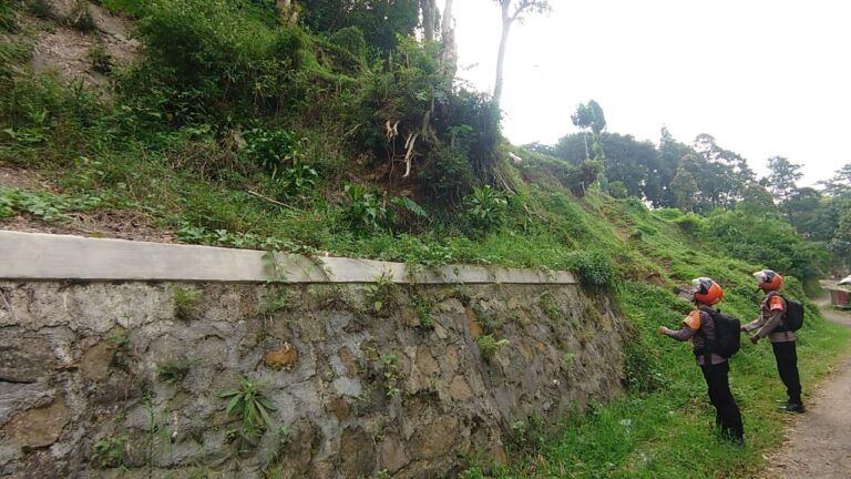 TIM SIAGA SAR SAT BRIMOB POLDA JABAR KEMBALI CEK TEBING RAWAN LONGSOR DI WILAYAH KECAMATAN PACET