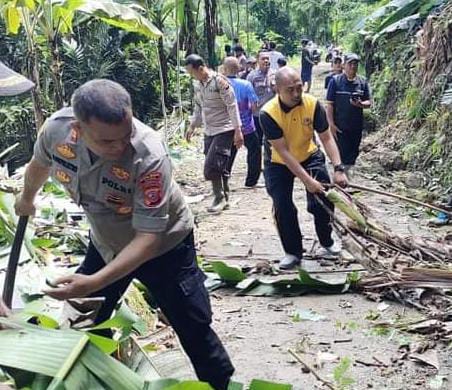 Polisi Cek Dan Bantu Evakuasi Material Longsor Menutupi Jalan Desa