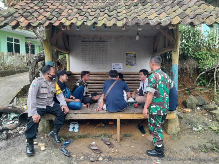 Patroli Sinergitas TNI-Polri di Gunungtanjung, Sambang Warga Sampaikan Informasi Kamtibmas