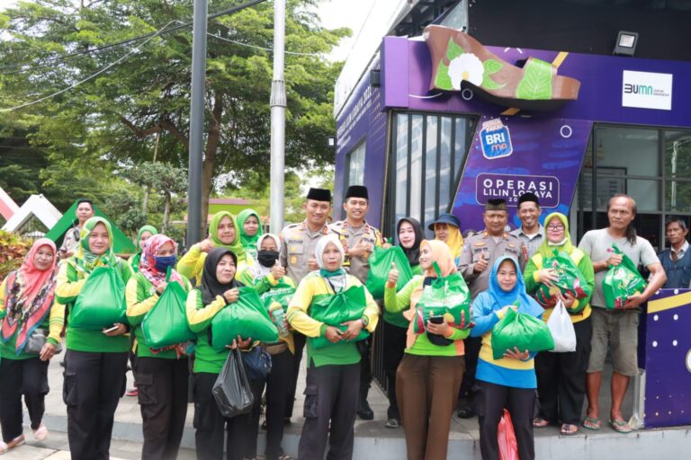 Kapolres Tasikmalaya Kota Bagikan Puluhan Paket Sembako Kepada Petugas Tenaga Kebersihan, Saat Kegiatan Jumat Curhat.