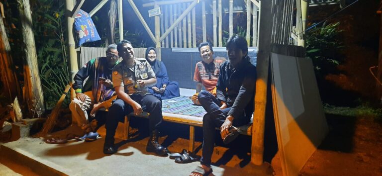 Kontrol Kegiatan Siskamling di Desa Cikondang, Bhabinkamtibmas Sambangi Pos Ronda