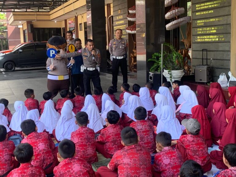 Polsanak Satlantas Polres Tasikmalaya Kota, Kenalkan Tertib Lalu Lintas Sejak Dini Kepada Siswa SDN Gunungpereng 2