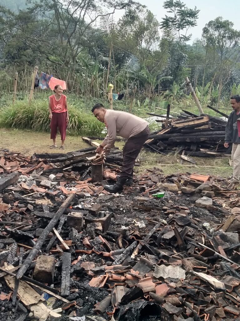 Sambangi Korban Kebakaran, Personel Polsek Kadipaten Polres Tasikmalaya Kota, Berikan Bantuan Sembako