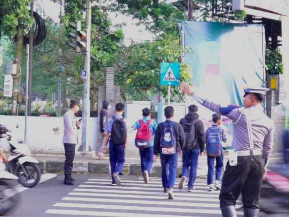 Kegiatan Strong Point Pagi Secara Masif, Personel Polres Tasikmalaya Kota Melakukan Penjagaan dan Pengaturan Lalu Lintas