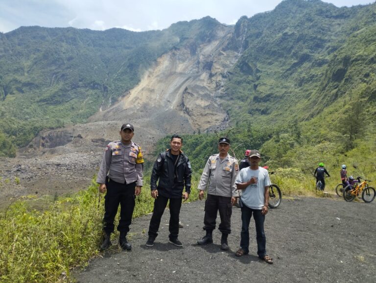 Personel Polsek Sukaratu Cek Longsor Dinding Kawah Gunung Galunggung