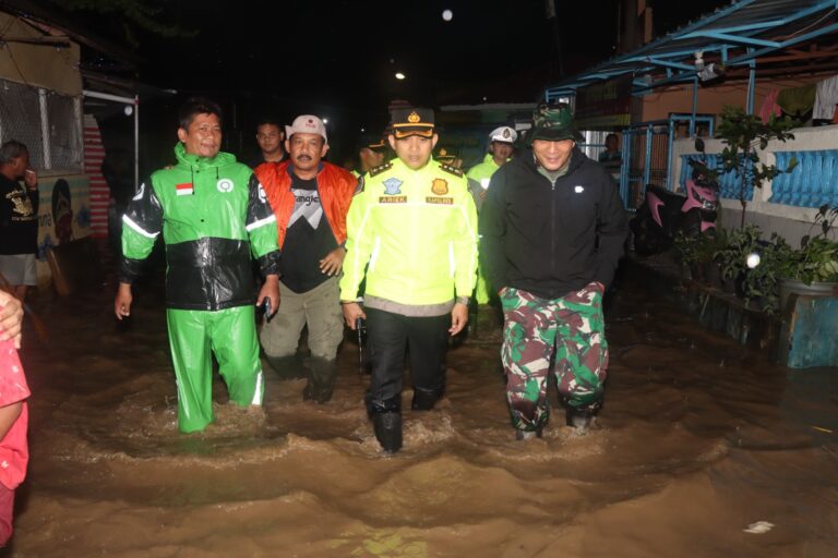 Kabid Humas Polda Jabar : Polisi Bersama  forkopimda  Berjibaku Evakuasi Warga Yang Terjebak Banjir