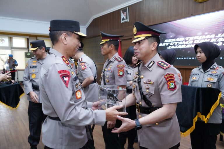 KAPOLDA JABAR PIMPIN SERAH TERIMA JABATAN PEJABAT UTAMA  DAN KAPOLRES JAJARAN POLDA JABAR
