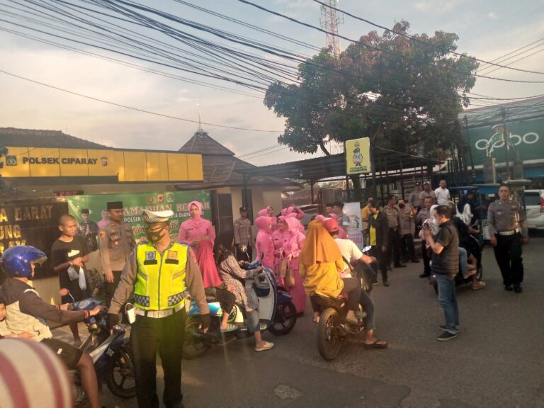 Polsek Ciparay Polresta Bandung Bersama Bhayangkari Ranting Ciparay Berbagi Takjil