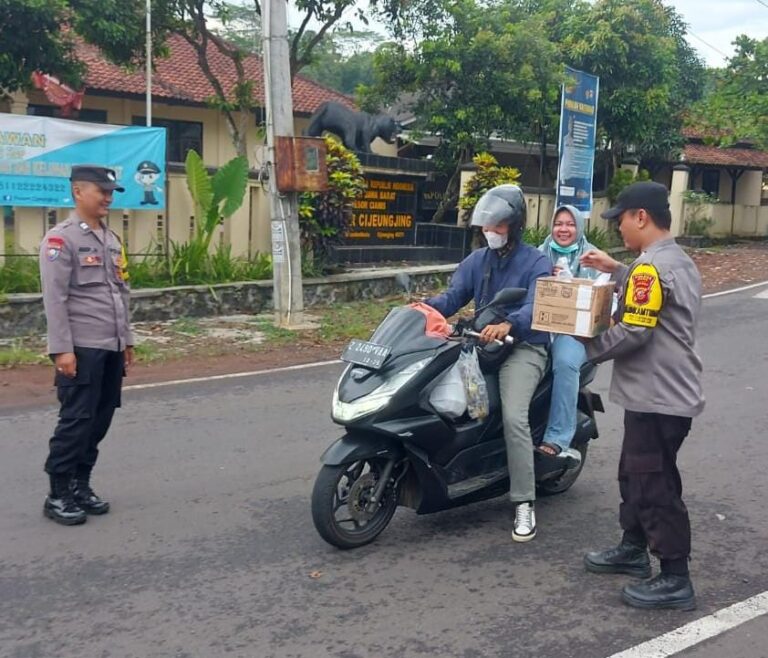 Saling Berbagi, Polisi Gelar Baksos Pembagian Takjil Saat Ramadhan