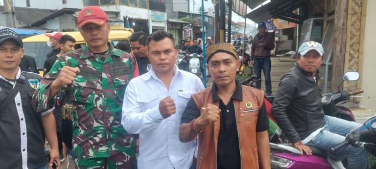 Ormas OMBAK Dan Pimpinan Umum Lensa fakta Bagi- Bagi Bingkisan Takjil