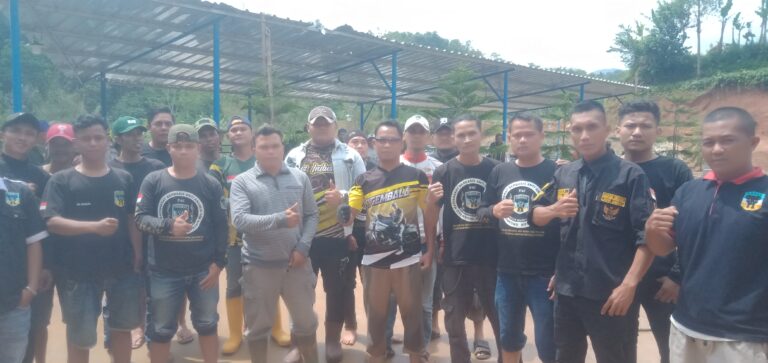 Ormas Ombak Ikut Membantu Membersihkan Bekas Longsor Di Desa Sindang sari Kec Paseh