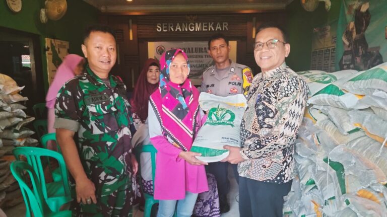 Pemdes Serangmekar Salurkan Bantuan Pangan CBP Tahap II Tahun 2023 Kepada 870 KPM