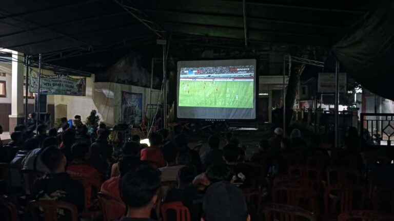 Keseruan Karang Taruna Unit RW 15 Gelar Nonton Bareng Indonesia VS Argentina