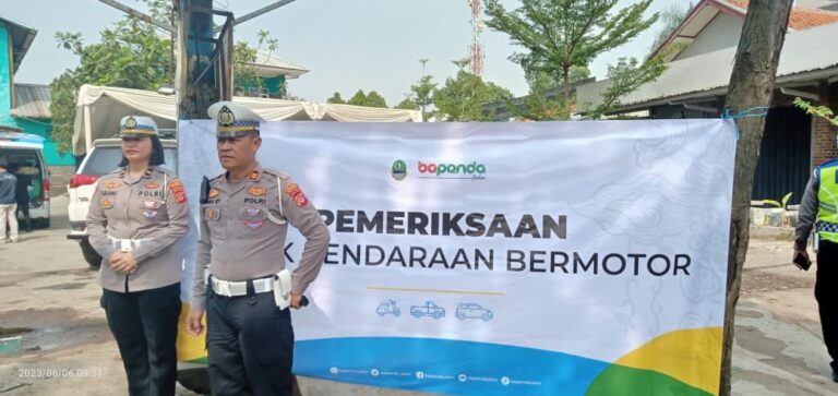Samsat Rancaekek Bersama Satlantas Polresta Bandung Gelar Pemeriksaan Pajak Kendaraan Bermotor di Jln Raya Laswi Ciparay