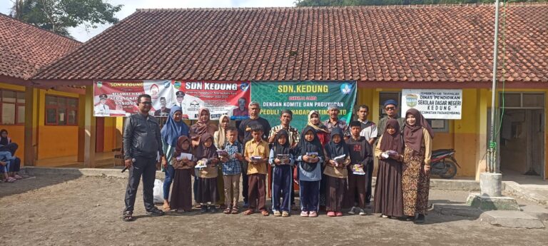 Bertempat di Halaman Sekolah SDN Kedung Melaksanakan Kegiatan Santunan Peduli Yatim Piatu
