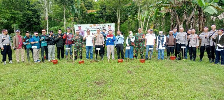 Polri Lestarikan Negeri, Penghijauan Sejak Dini, Kapolsek Ibun Pimpin Pelaksanaan Penanaman Pohon