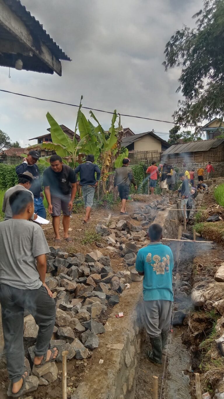 Pemdes Jayaputra Bangun Tebing Penahan Tanah