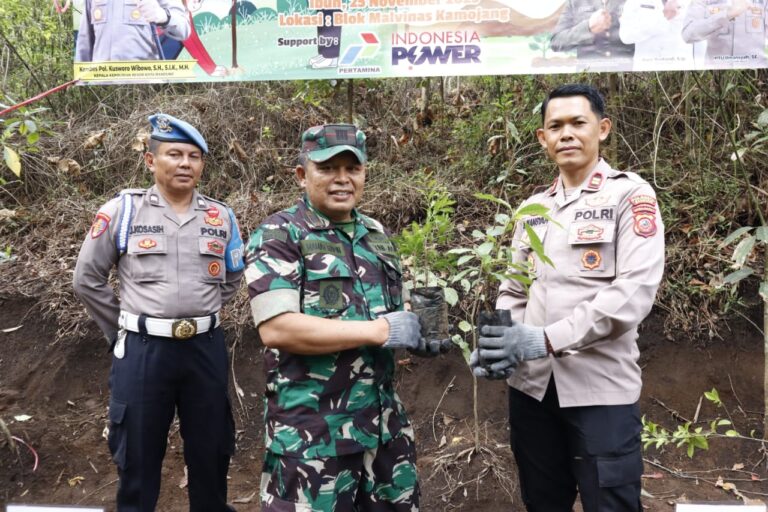Polri Peduli Penghijauan, Kapolsek Ibun Iptu Ilmansyah S.E Bersama Forkopimcam Ibun Tanam Seribu Pohon.