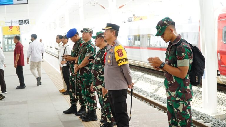 Ratusan Personil Gabungan Diterjunkan Saat Kedatangan Wapres Ma’ruf Amin di Stasiun KCIC Tegalluar