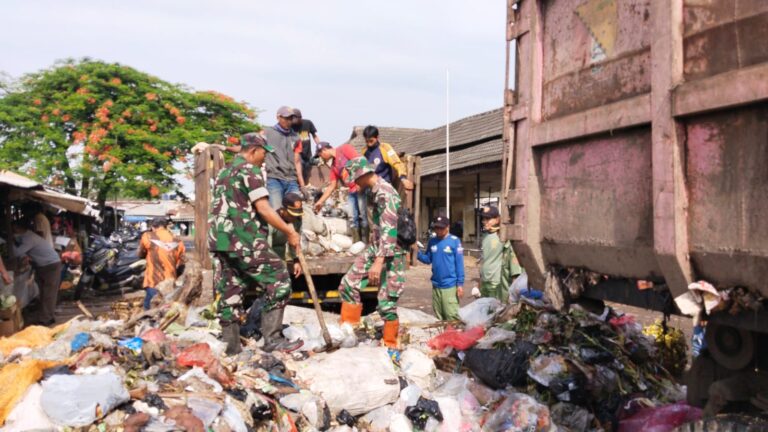Karya Bhakti Pembersihan Sampah Koramil 2404 Majalaya Kodim 0624 Kabupaten Bandung.