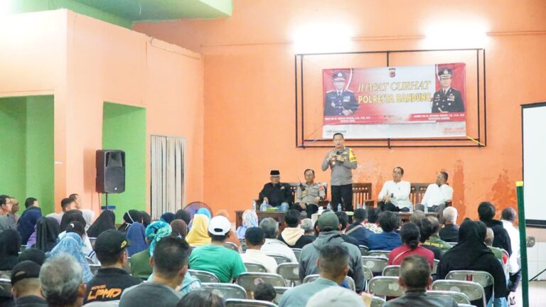 Polresta Bandung Menggelar Jumat Curhat di Desa Ciapus, Banjaran
