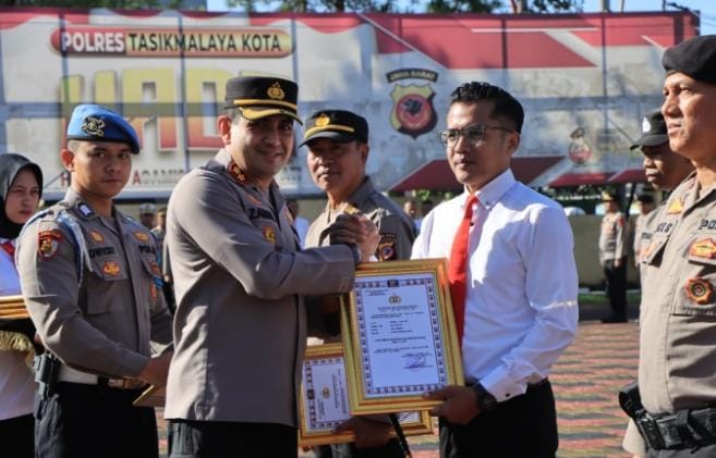 Kapolres Tasikmalaya Kota Berikan Penghargaan Kepada Kasat Reskrim dan Tim yang Ungkap Kasus Pembunuhan di Pagerageung