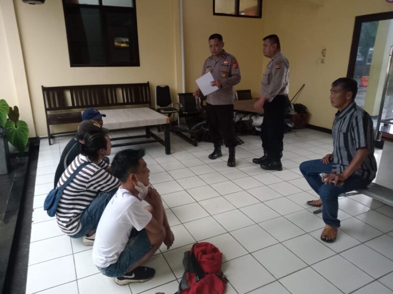 Polsek Majalaya Polresta Bandung Laksanakan Operasi Cipta Kondisi Menjelang Tahun Baru 2024 Mengamankan 4 Pelaku Premanisme.