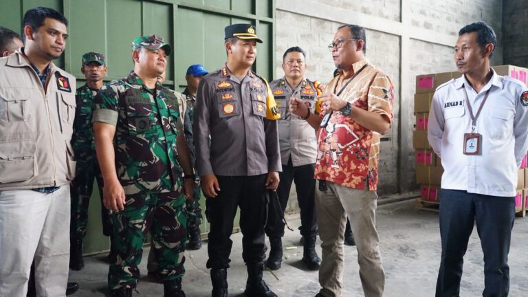 TNI-POLRI Dan Bawaslu Tinjau Pelipatan Surat Suara Pemilu 2024 di Gudang KPU Kabupaten Bandung