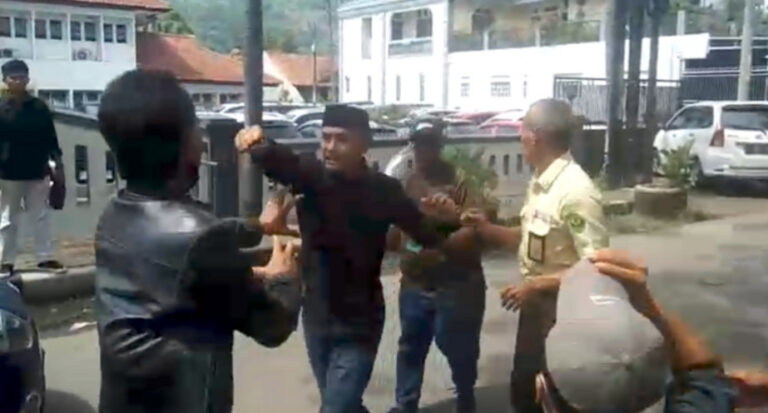 Telah Terjadi Tindak Kekerasan Yang Dilakukan Oknum Kades Di Kabupaten Bandung Bersama Anaknya.