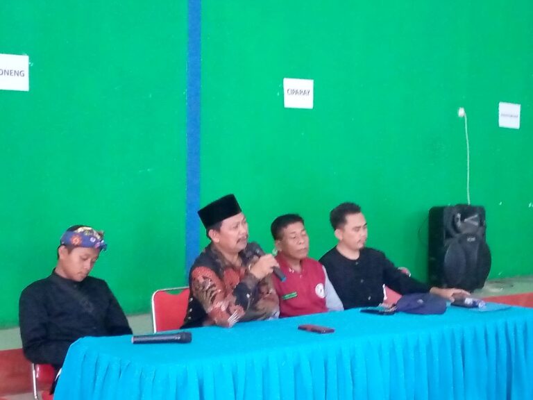 Menjelang Ramadhan 1445 H Kades Pakutandang Salurkan Insentif Ke RT / RW Se Desa Pakutandang Sumber ADD Tahap 1 2024.