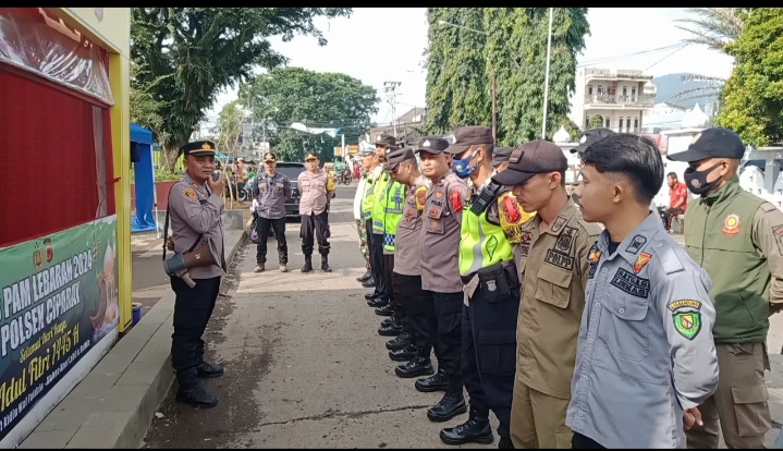 Polsek Ciparay Gelar Apel Pos Pam Depan Masjid Besar Ciparay Menjelang idul Fitri 1445 H.