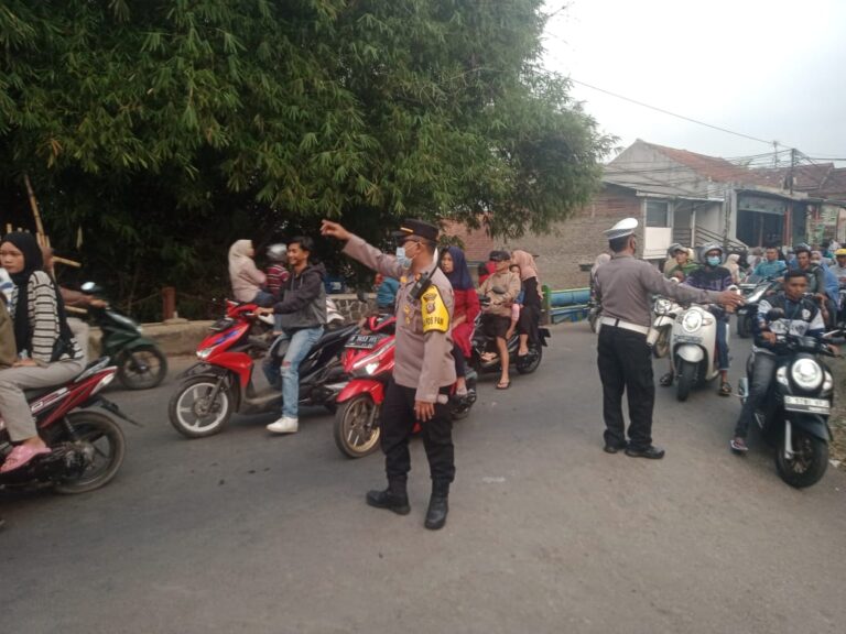 Kapolsek Ciparay Turun Langsung Ikut Mengatur Untuk Melerai Kemacetan .